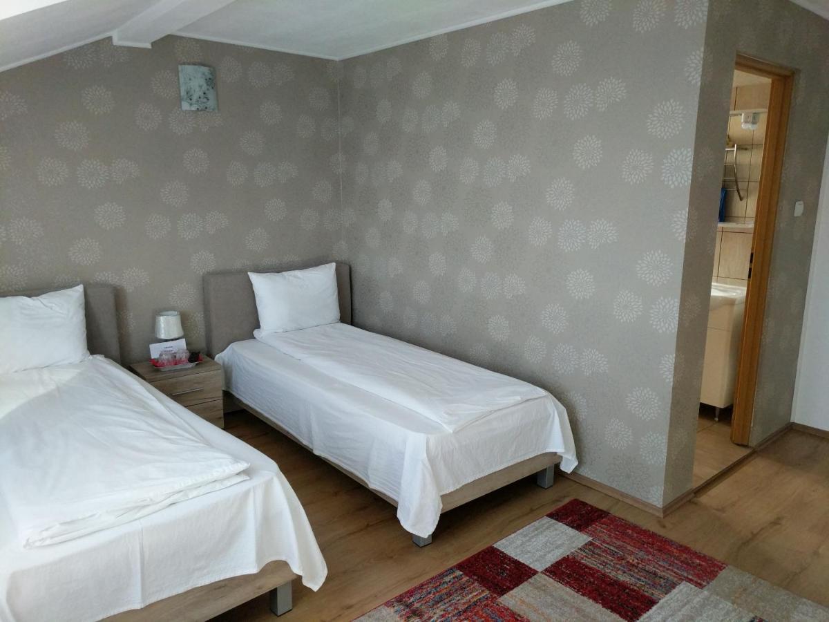 Tweepersoonskamer met 2 Aparte Bedden en Badkamer